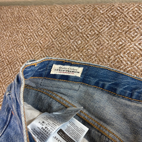 Levi's 501 Button Fly Distressed Cuffed Raw Hem Medium Wash Shorts Women's Sz 31 - Picture 7 of 12